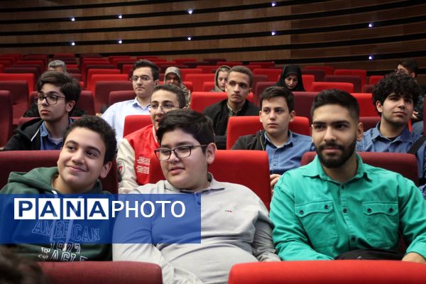 آیین تجلیل از برگزیدگان چهل و دومین دوره مسابقات فرهنگی و هنری دانش‌آموزان شهر تهران