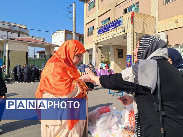 بازارچه دست‌ساخته‌های دانش‌آموزی در دبیرستان بهار آزادی قائمشهر