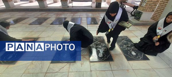 غبار روبی مزار شهدا شهرستان خلیل آباد توسط دانش آموزان بسیجی اموزشگاه مرحوم پاکدل 
