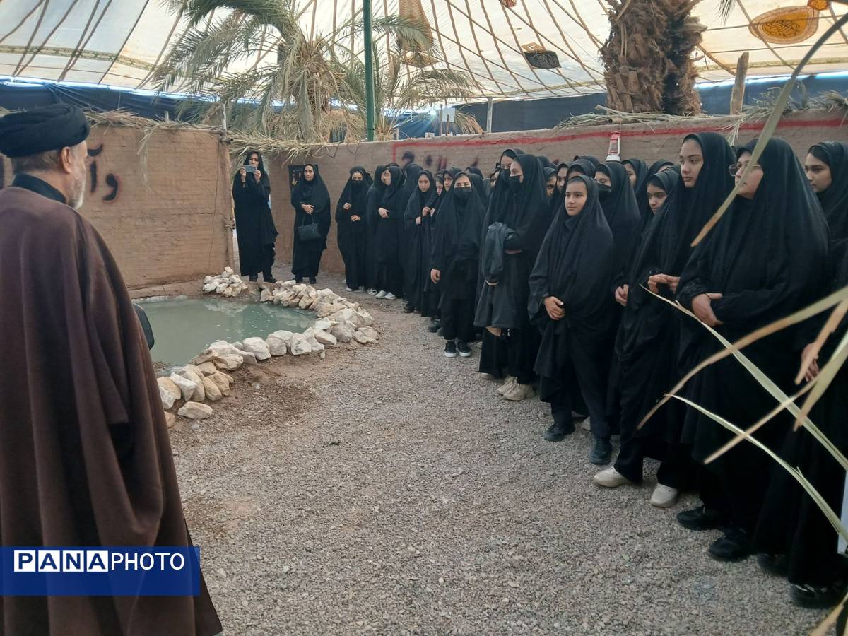 بازدید دانش آموزان باخرز از نمایشگاه ریحانه النبی