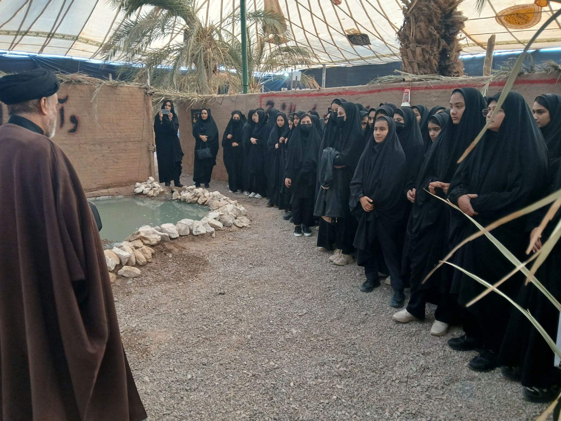 بازدید دانش آموزان باخرز از نمایشگاه ریحانه النبی