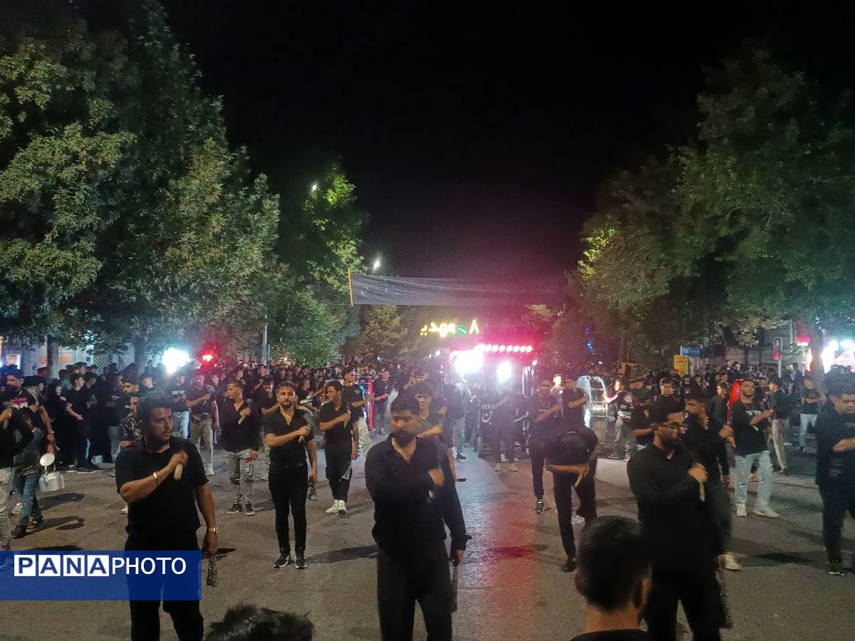 مراسم عزاداری شب عاشورا در خیابانهای نیشابور