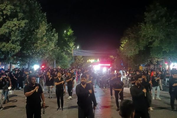 مراسم عزاداری شب عاشورا در خیابان‌های نیشابور 