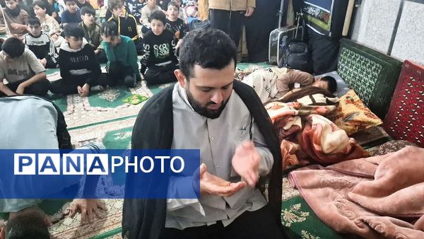 سحرگاه دانش‌آموزان معتکف 