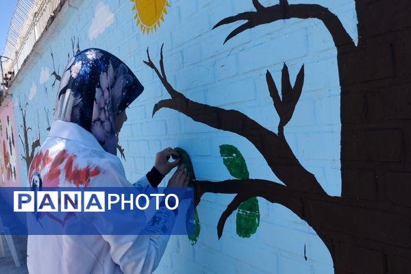 اردوی جهادی رنگ‌آمیزی مدارس با حضور دختران بیرجندی