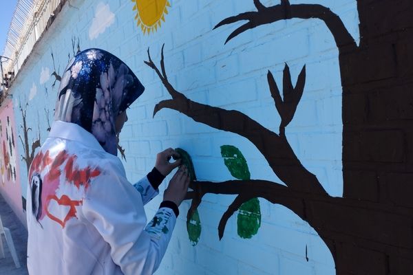 اردوی جهادی رنگ‌آمیزی مدارس با حضور دختران بیرجندی