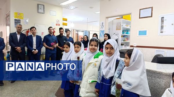 اهدای گل توسط دانش‌آموزان به پرستاران به مناسبت روز پرستار 
