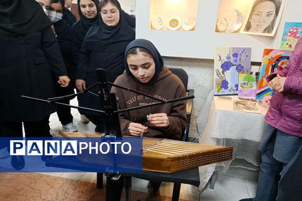 نمایشگاه صنایع و هنرهای دستی، تجسمی دانش‌آموزان در مدرسه دخترانه اندیشه یک اردبیل