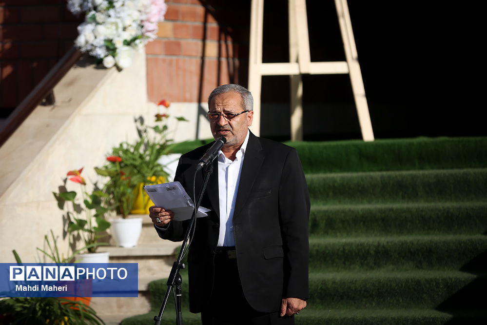 راه سربلندی ایران از مدرسه می‌گذرد؛ معلمان در کنار الفبای آموزش، الفبای خوب‌زیستن را به دانش‌آموزان بیاموزند