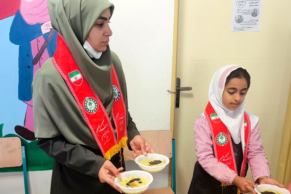 برپایی ایستگاه صلواتی و سفره حضرت فاطمه زهرا (س) در دبستان بنت‌الهدی فیروزکوه