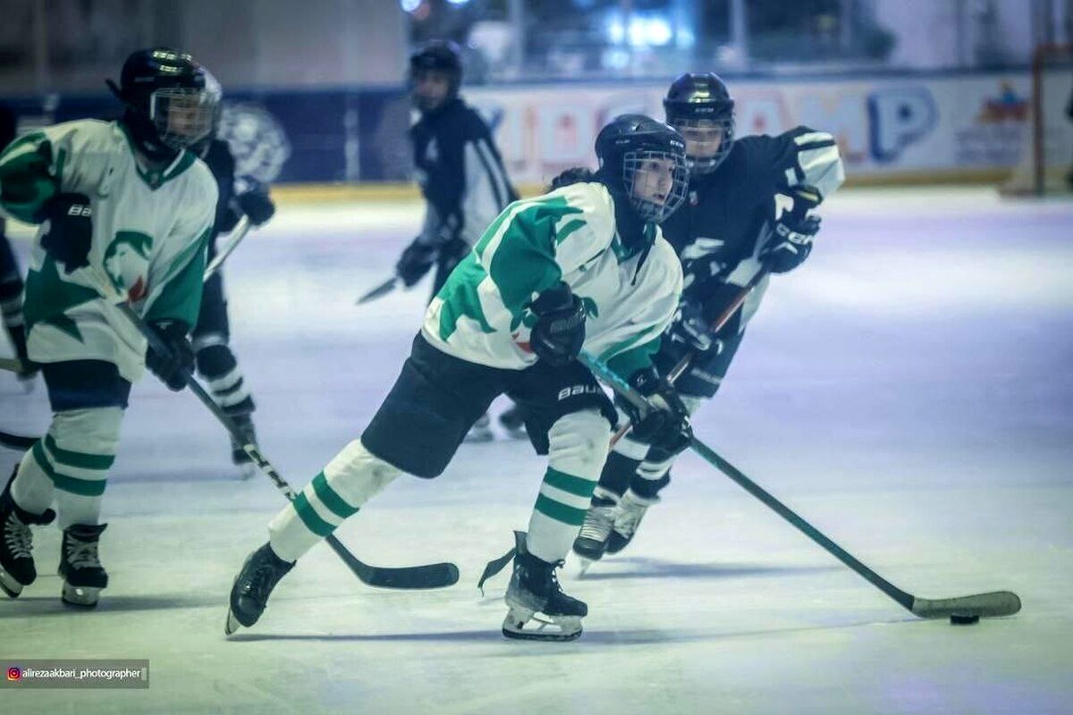 پرواز سیمرغ برفراز آشیانه یخی لیگ هاکی روی یخ دختران