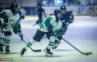 پرواز سیمرغ برفراز آشیانه یخی لیگ هاکی روی یخ دختران