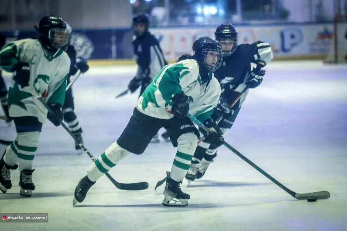 پرواز سیمرغ برفراز آشیانه یخی لیگ هاکی روی یخ دختران