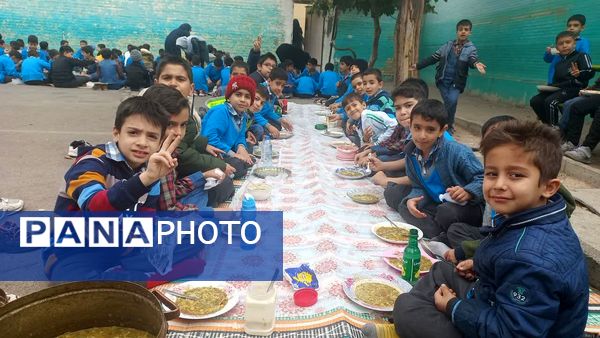 جشن روز دانش‌آموز در دبستان شهید رسول نم‌نبات ناحیه ۴ اصفهان 