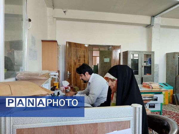 تصحیح اوراق آزمون‌های نهایی در آموزش و پرورش ناحیه یک مشهد مقدس