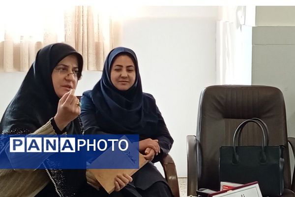 نشست کتابخوان مدرسه‌ای در دبیرستان دخترانه جوادالائمه بهارستان‌دو