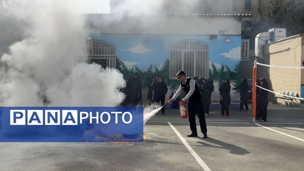 آموزش اطفای حریق در دبیرستان نمونه دولتی آینده‌سازان ناحیه ۴ کرج