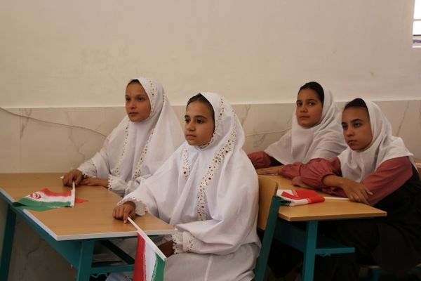 حکایت معلمی که به میز و نیمکت‌ها جان دوباره می بخشد