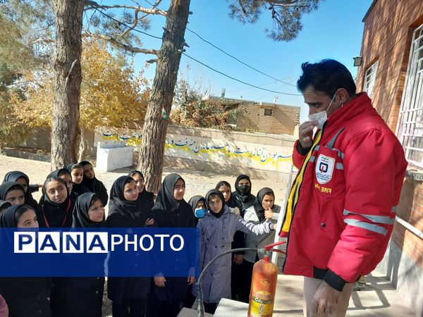 آموزش اطفای حریق و ایمنی به دانش آموزان دبیرستان مادرمهربان خلیل آباد