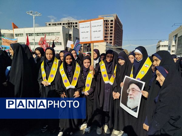 حضور پرشور دانش‌آموزان دبیرستان مهدی خدابنده در راهپیمایی ۱۳ آبان