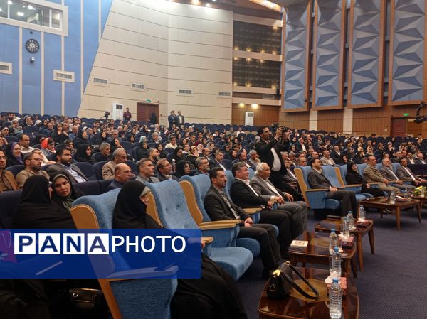 معلم قلب تپنده پایتخت دانایی