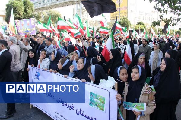 برگزاری راهپیمایی یوم الله ۱۳ آبان با حضور دانش‌آموزان و مسئولین در صفادشت 