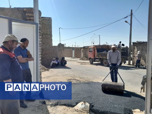 فرآیند چاله‌گیری کوچه دبیرستان مادر مهربان نقاب شهرستان خلیل آباد