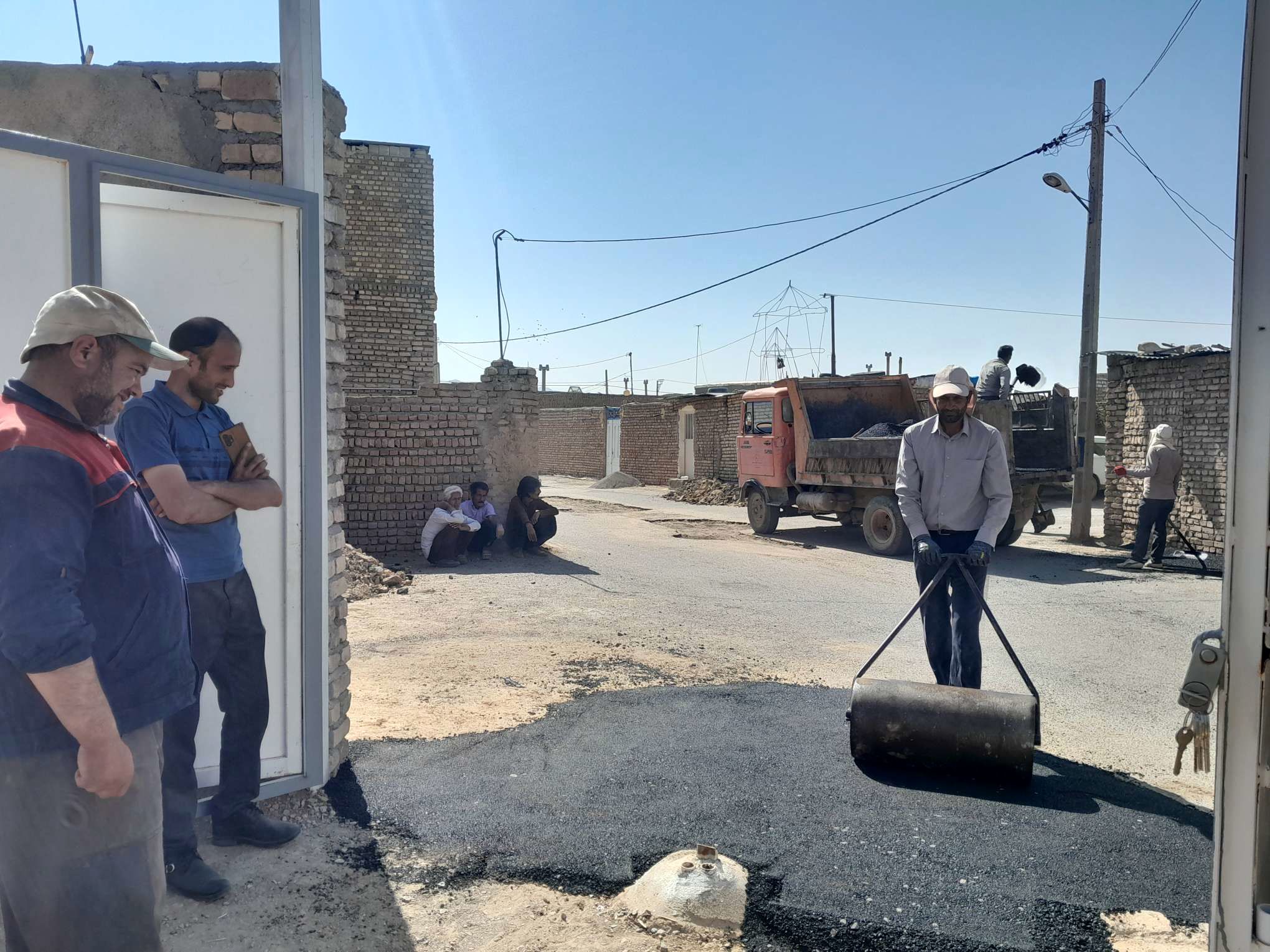 فرآیند چاله‌گیری کوچه دبیرستان مادر مهربان نقاب شهرستان خلیل آباد
