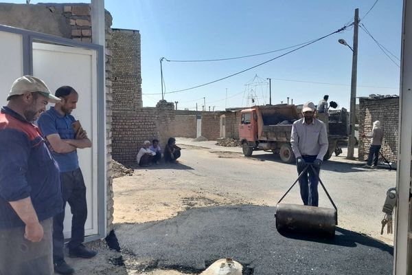 فرآیند چاله‌گیری کوچه دبیرستان مادر مهربان نقاب شهرستان خلیل آباد