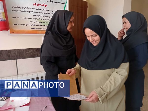 ساخت کارت پستال در هفته سلامت‌روان توسط دانش‌آموزان مدرسه مادرمهربان خلیل‌آباد