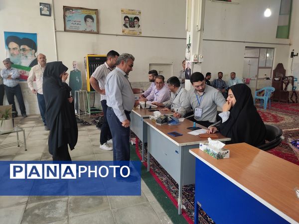 حضور پرشور مردم ولایتمدار شهرستان خلیل‌آباد در شعب اخذ رای 