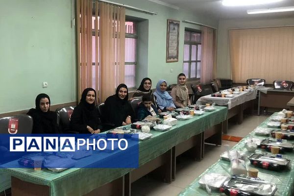 برگزاری مراسم افطار و طعام در دبیرستان فتح المبین ناحیه دو شهرری 