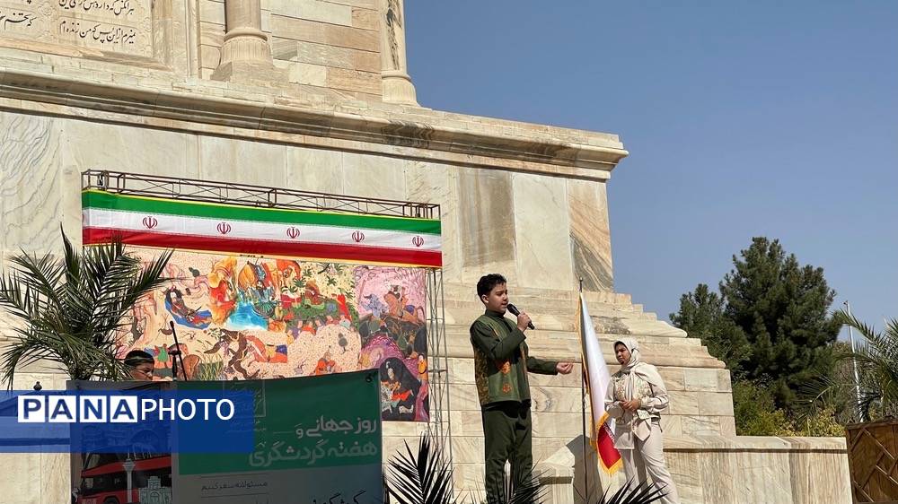 فرزندان ایران زمین در کنار آرامگاه حکیم توس