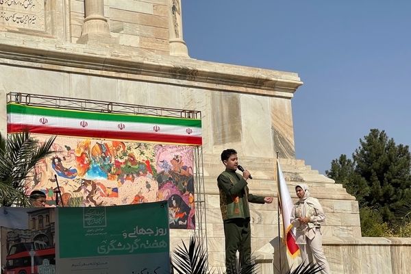 فرزندان ایران زمین در کنار آرامگاه حکیم‌ توس