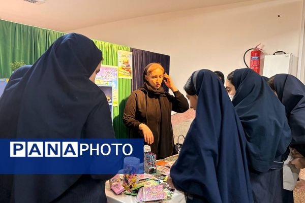 وقتی کتاب‌ها در مدرسه صف می‌کشند؛ استقبال پرشور دانش‌آموزان از نمایشگاه کتاب