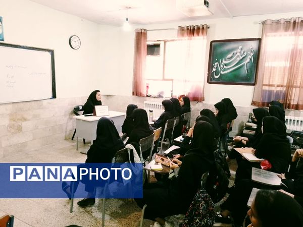تبادل تجربه برترین‌های کنکور کاشمر در دبیرستان فاطمیه