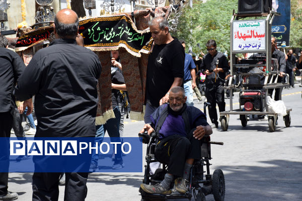 تربت‌حیدریه غرق در آیین علم‌کشی به یاد علمدار کربلا