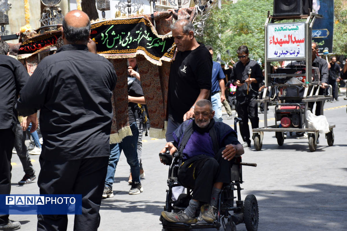 تربتحیدریه غرق در آیین علمکشی به یاد علمدار کربلا