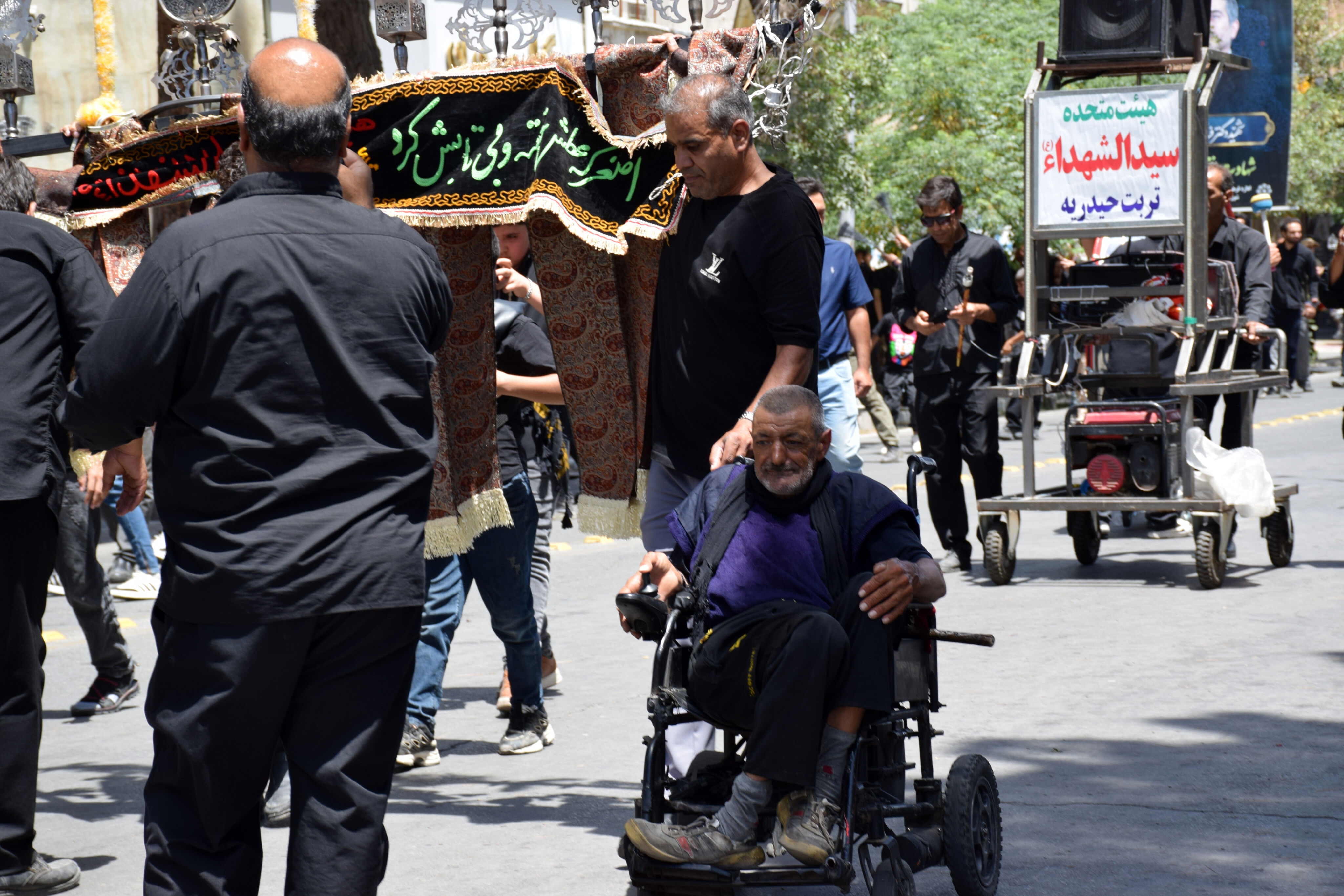 تربت‌حیدریه غرق در آیین علم‌کشی به یاد علمدار کربلا