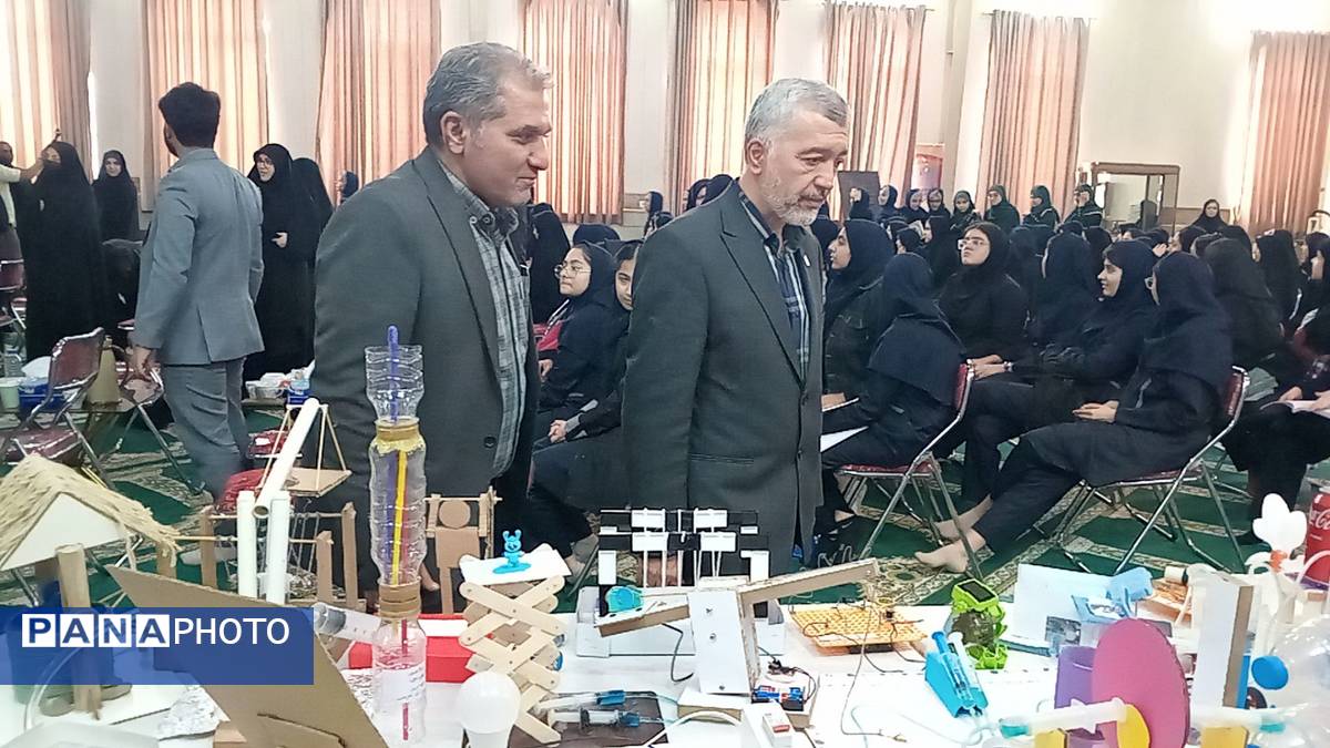 دختران شاهد قفلی خلاقیت خود را در نمایشگاه پژوهش به نمایش گذاشتند