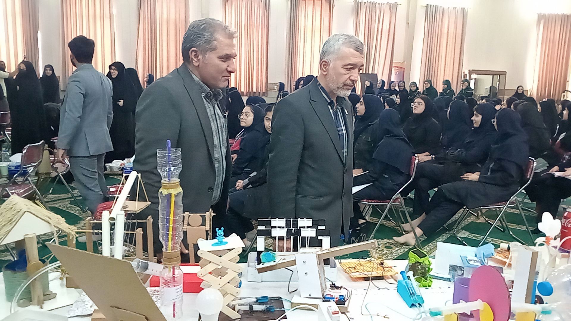 دختران شاهد قفلی خلاقیت خود را در نمایشگاه پژوهش به نمایش گذاشتند