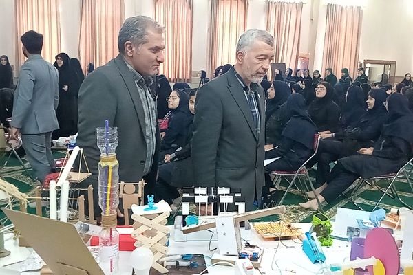 دختران شاهد قفلی خلاقیت خود را در نمایشگاه پژوهش به نمایش گذاشتند