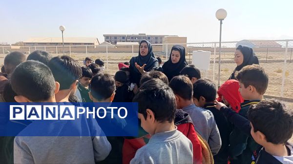بازدید دانش‌آموزان پایه دوم دبستان حضرت جوادالائمه(ع) از مرکز هواشناسی یزد