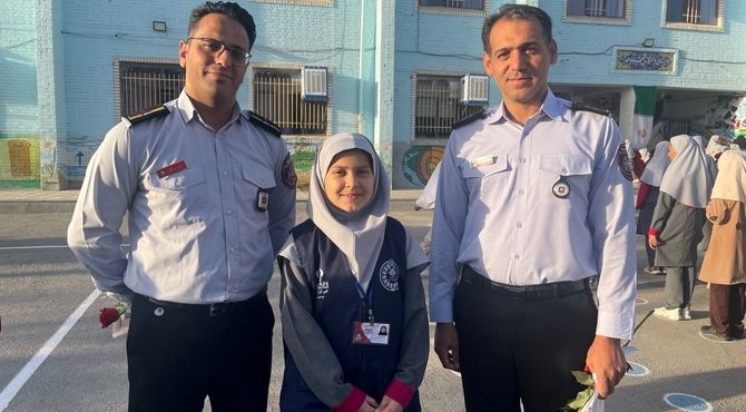 پدران قهرمان در دبستان پنجم مهر؛ تجلیل از آتش‌نشانان به مناسبت روز آتش‌نشانی