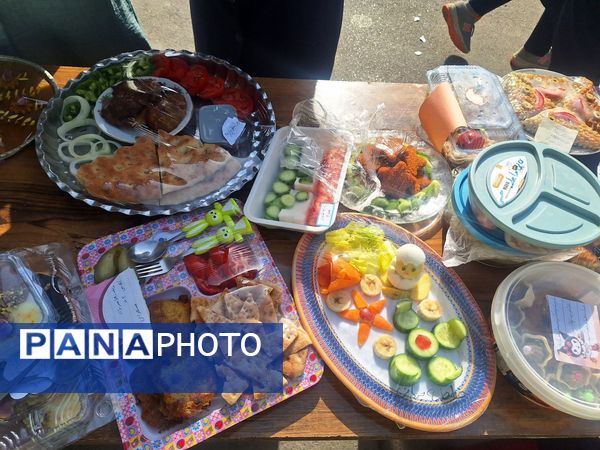طعم همدلی، عطر امید در جشنواره غذای سلامت روان در مدرسه مهندس رحمانی فرد ناحیه یک مشهد مقدس