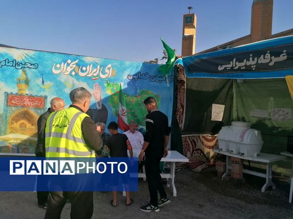 جلوه‌های از عاشقی زائرین و خادمیاران در موکب حضرت فاطمه زهرا (س) 