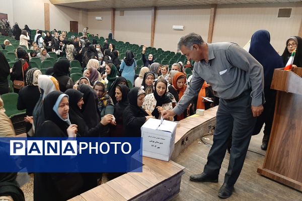 انتخابات انجمن اولیا و مربیان دبیرستان دخترانه پویش ناحیه 3 شیراز