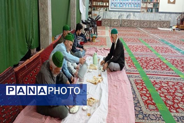 اعتکاف دانش‌آموزی در مسجد جامع شهر بار نیشابور 