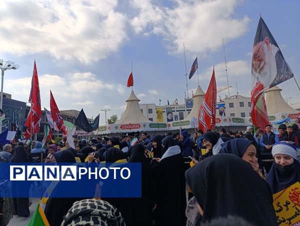 راهپیمایی روز دانش آموز و مبارزه با استکبار در مشهد 