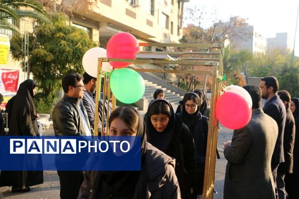 آیین بدرقه دانش‌آموزان دختر ناحیه یک شهرری به اردوی راهیان پیشرفت